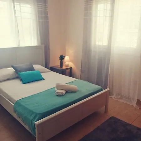 Semesterbostad Remarkably Renovated 3 Bedroom House *