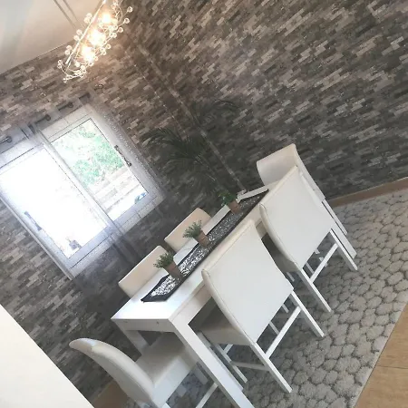 Semesterbostad Remarkably Renovated 3 Bedroom House *